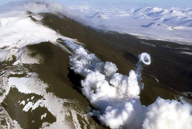 Islandil asuva Hekla mäe vulkaaniline purse on tekitanud suitsurõnga