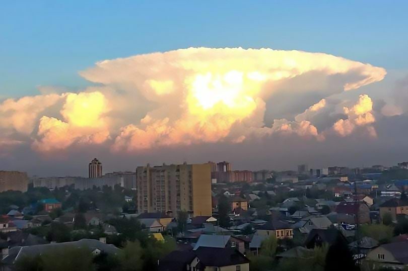 Tohutu suur tuumaseent meenutav pilv