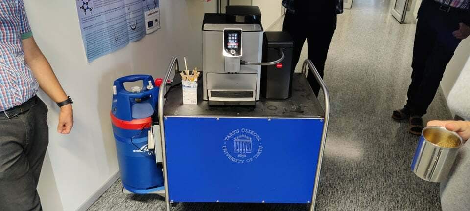 Hydrogen-powered wheeled coffee machine